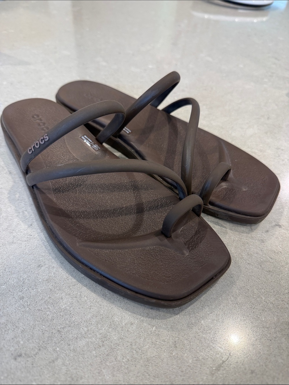 CROCS Brown Minimalist Strappy Toe-Ring Sandals size 9 women’s